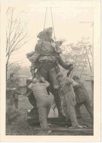 Installation de la statue de Lazare Carnot 1969 Obernai - Photo Ville d'Obernai