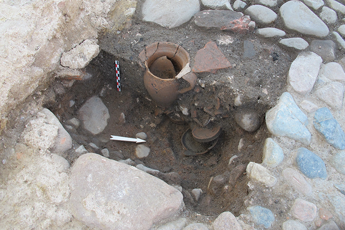 La fosse contenant les pots à placenta vue en coupe.  B. Dottori © Inrap