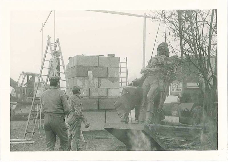 Installation de la statue de Lazare Carnot 1969 Obernai - Photo Ville d'Obernai