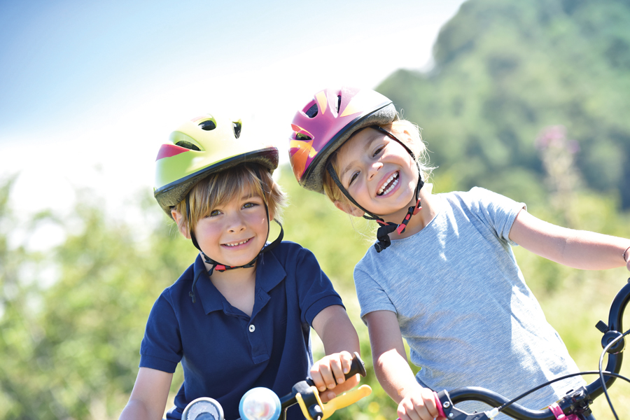 Deux enfants sur des vélos